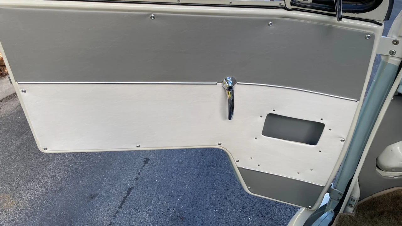 1972 Volkswagen Bay-Window Bus - Image 15 of 29
