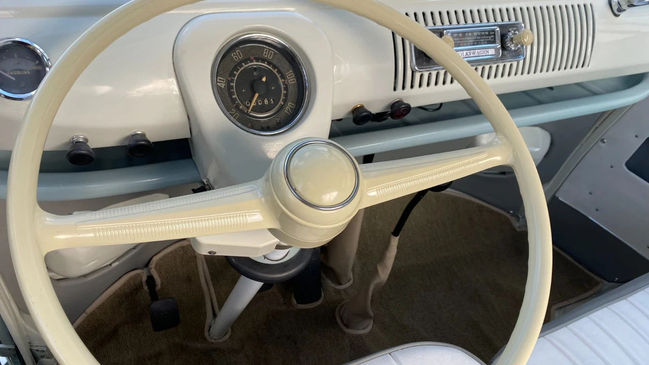 1972 Volkswagen Bay-Window Bus - Image 16 of 29