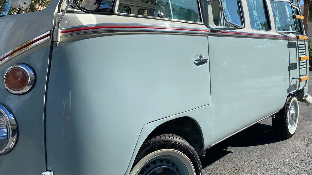1972 Volkswagen Bay-Window Bus - Image 21 of 29