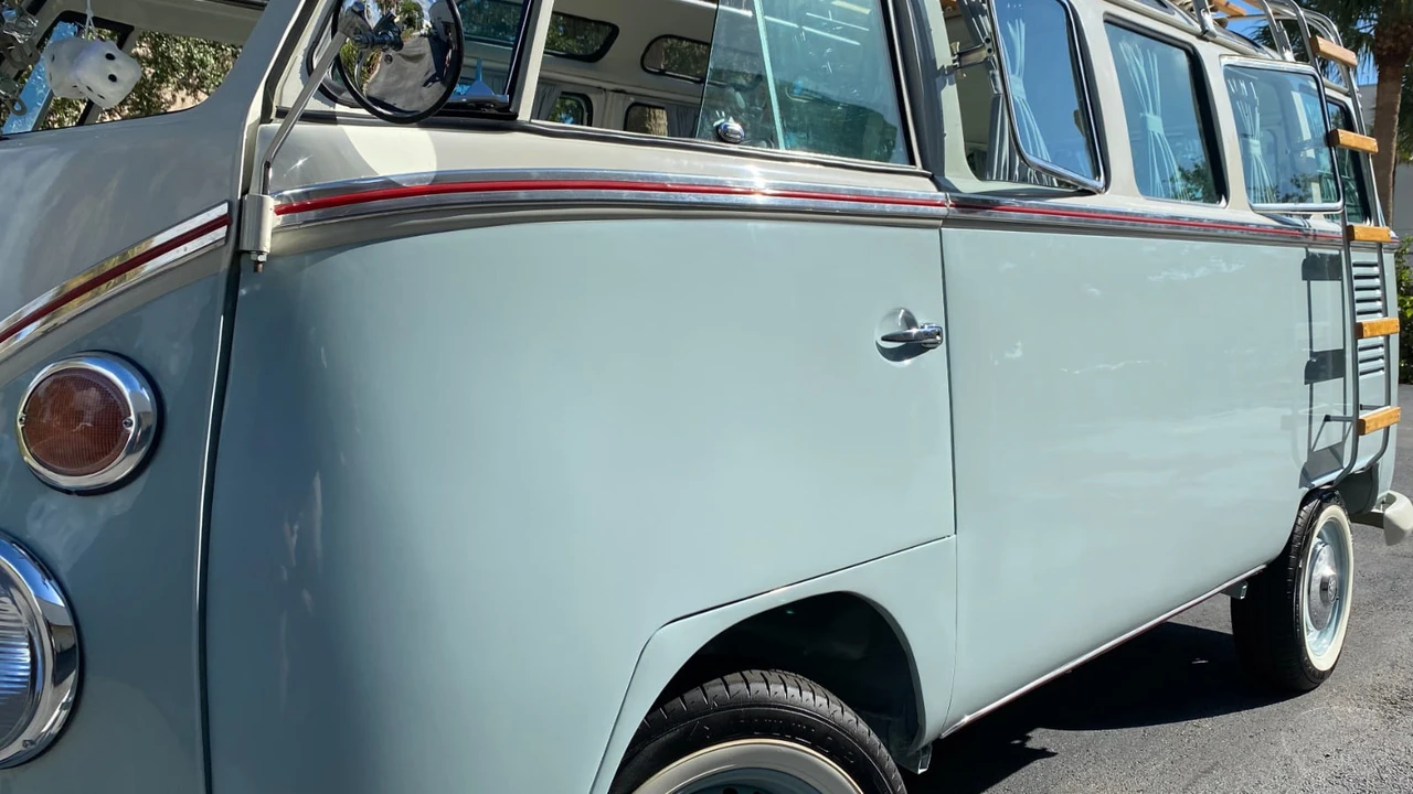 1972 Volkswagen Bay-Window Bus - Image 22 of 29