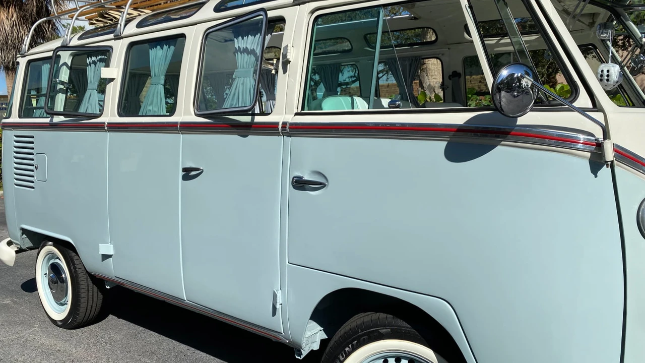 1972 Volkswagen Bay-Window Bus - Image 23 of 29