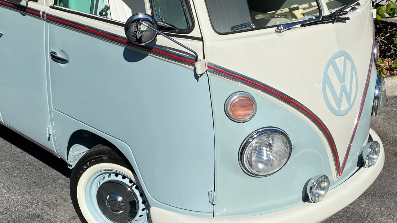 1972 Volkswagen Bay-Window Bus - Image 25 of 29