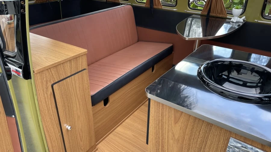 1972 Volkswagen Bay-Window Bus - Image 6 of 11