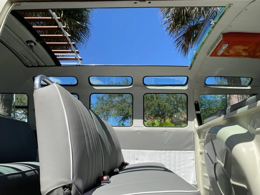 1972 Volkswagen Bay-Window Bus - Image 5 of 11