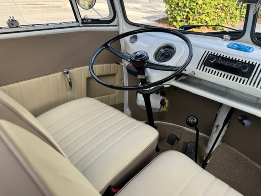 1972 Volkswagen Bay-Window Bus - Image 8 of 11