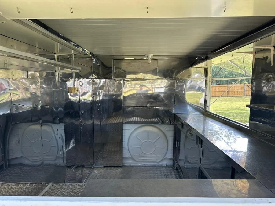 1972 Volkswagen Bay-Window Bus - Image 6 of 8