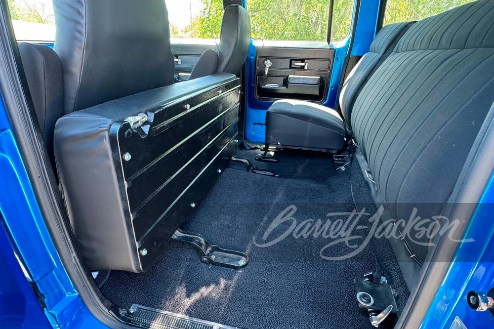 1973 Chevrolet Suburban 7th Gen - Image 9 of 26