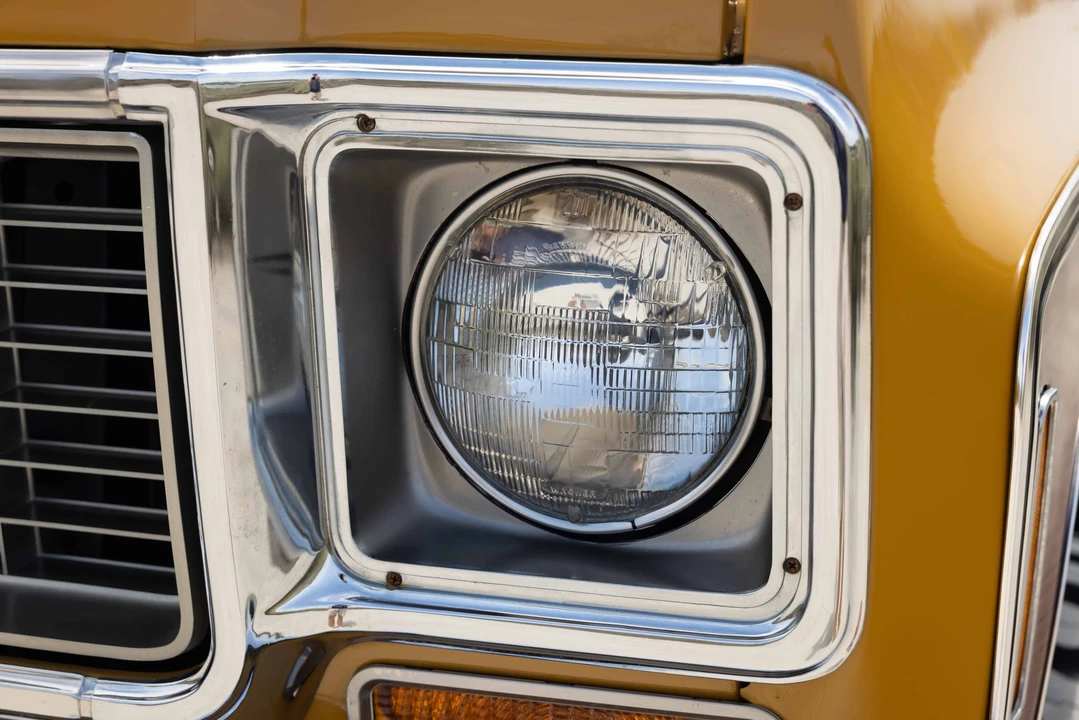 1973 Chevrolet Suburban 7th Gen - Image 30 of 31