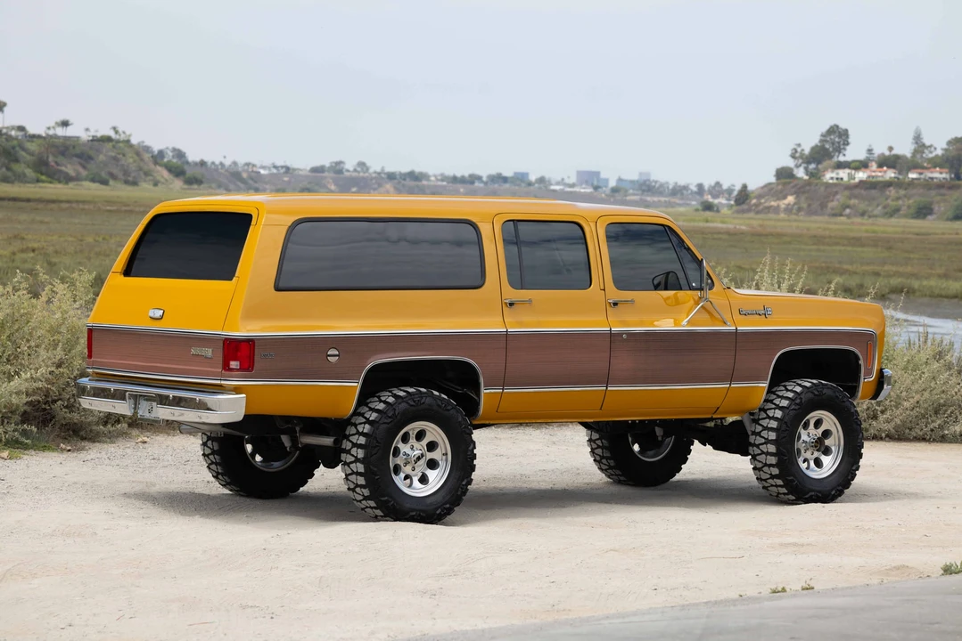 1973 Chevrolet Suburban 7th Gen - Image 14 of 31