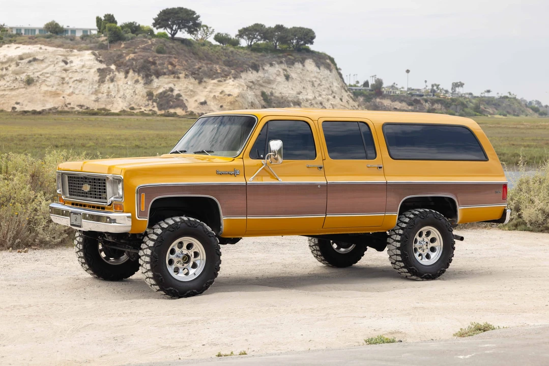 1973 Chevrolet Suburban 7th Gen - Image 2 of 31