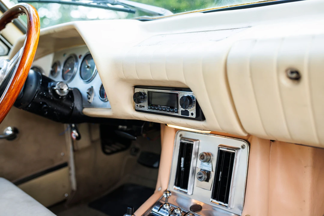 1973 Studebaker Avanti - Image 17 of 31