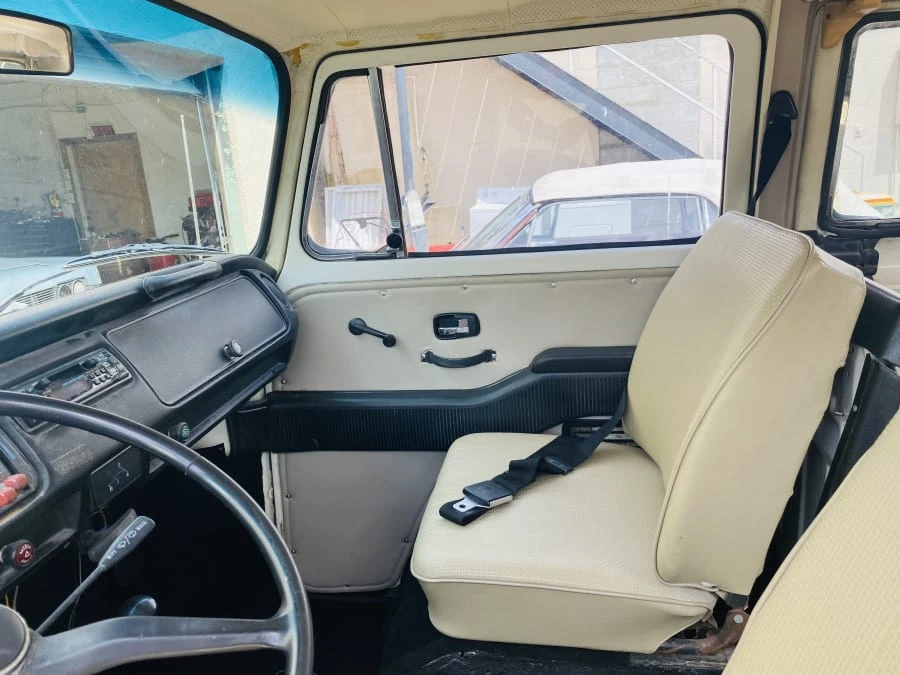 1973 Volkswagen Bay-Window Bus - Image 4 of 17