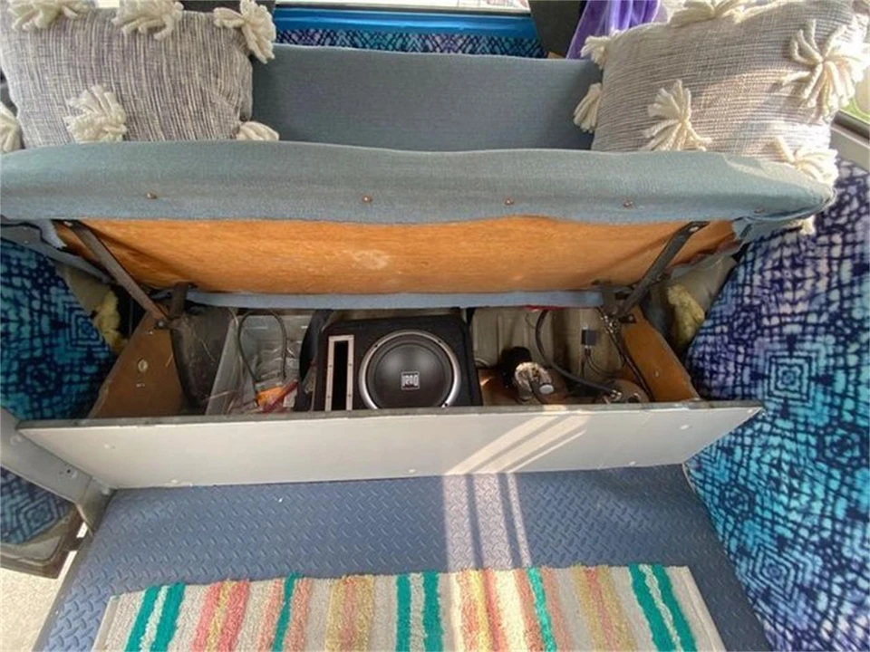 1973 Volkswagen Bay-Window Bus - Image 2 of 17