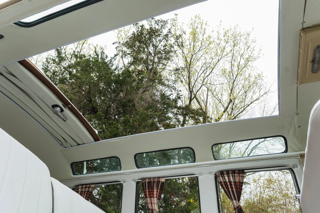 1973 Volkswagen Bay-Window Bus - Image 24 of 31