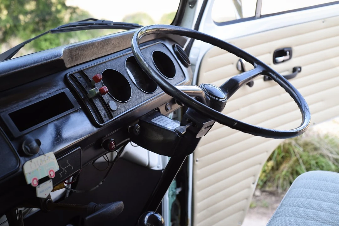1973 Volkswagen Bay-Window Bus - Image 28 of 30