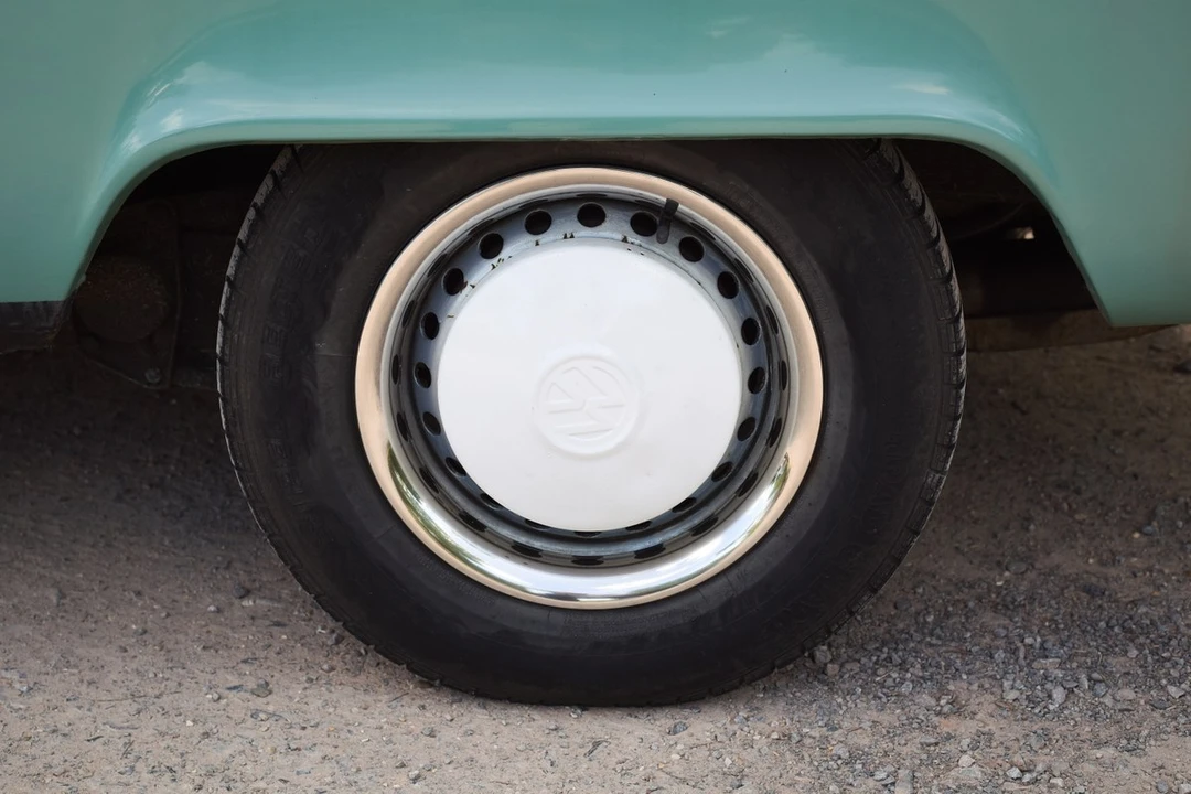 1973 Volkswagen Bay-Window Bus - Image 23 of 30