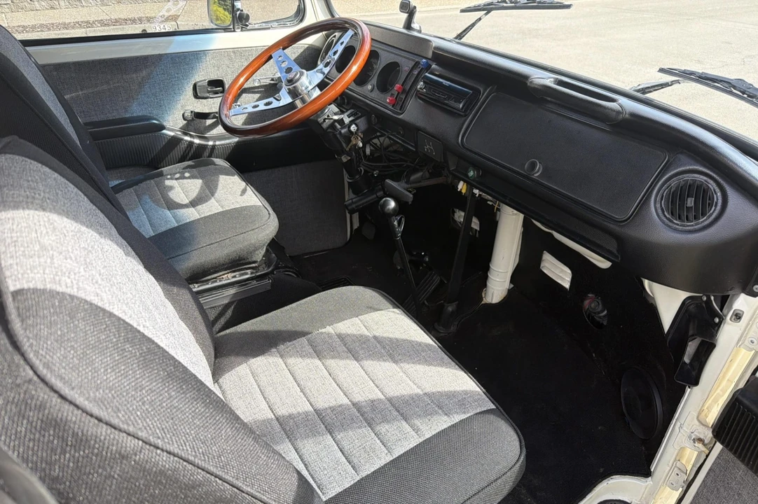 1973 Volkswagen Bay-Window Bus - Image 5 of 8