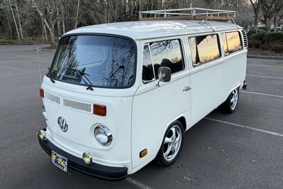 1973 Volkswagen Bay-Window Bus - Image 1 of 8