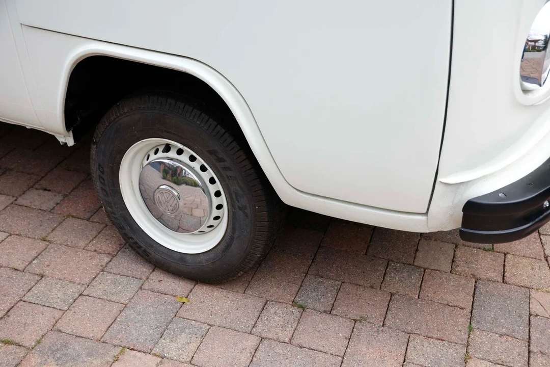 1973 Volkswagen Bay-Window Bus - Image 10 of 30