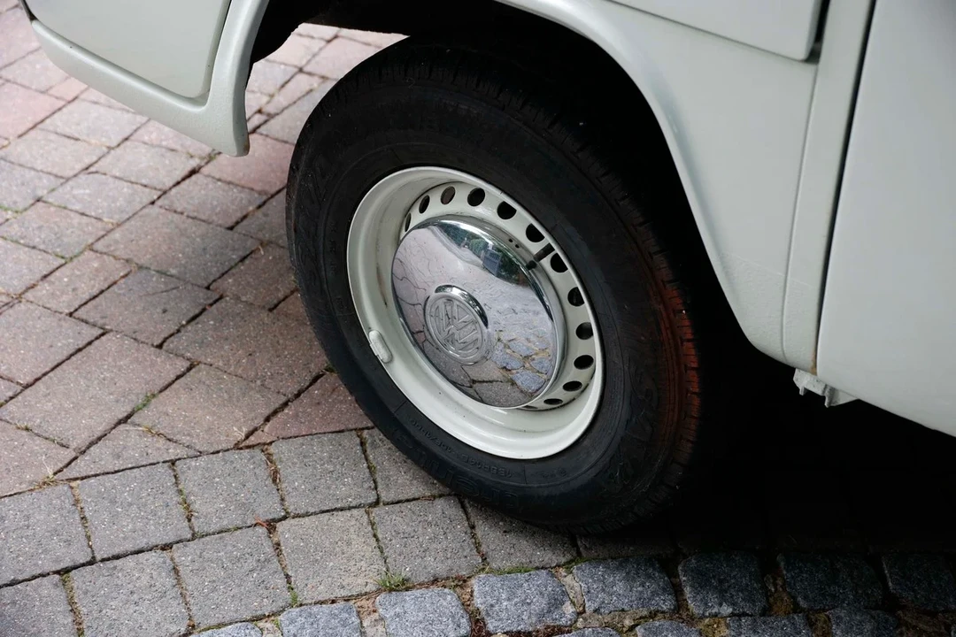 1973 Volkswagen Bay-Window Bus - Image 11 of 30