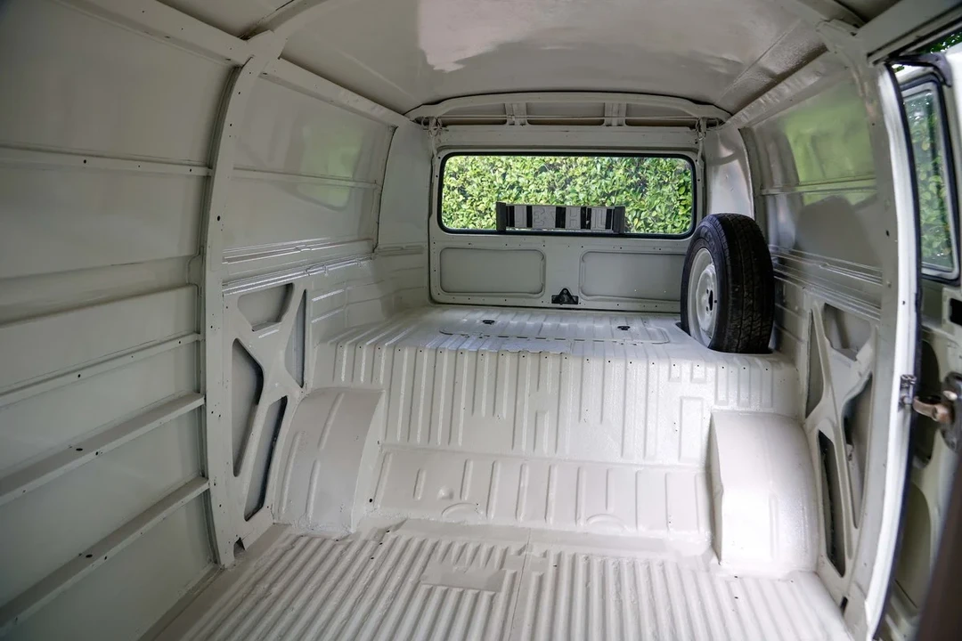 1973 Volkswagen Bay-Window Bus - Image 21 of 30