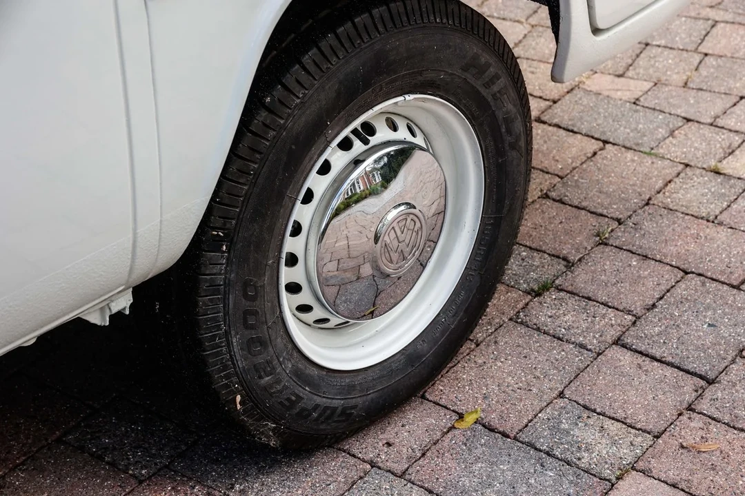 1973 Volkswagen Bay-Window Bus - Image 9 of 30