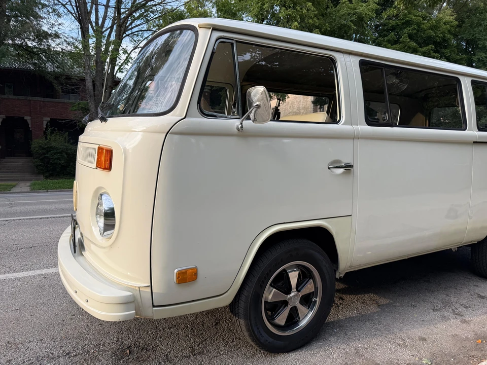 1973 Volkswagen Bay-Window Bus - Image 28 of 31