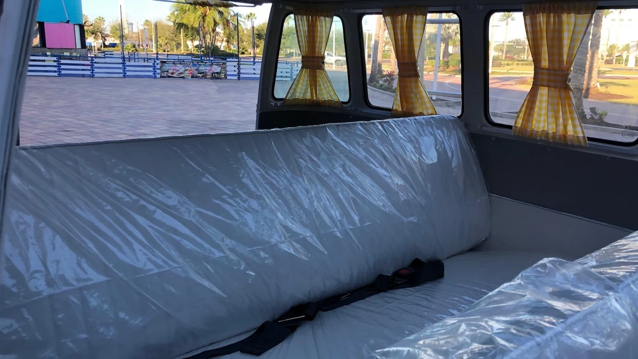 1973 Volkswagen Bay-Window Bus - Image 6 of 20