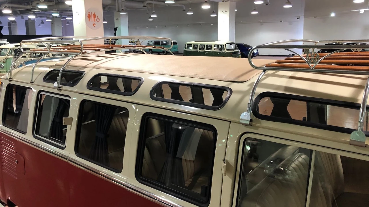 1973 Volkswagen Bay-Window Bus - Image 9 of 13