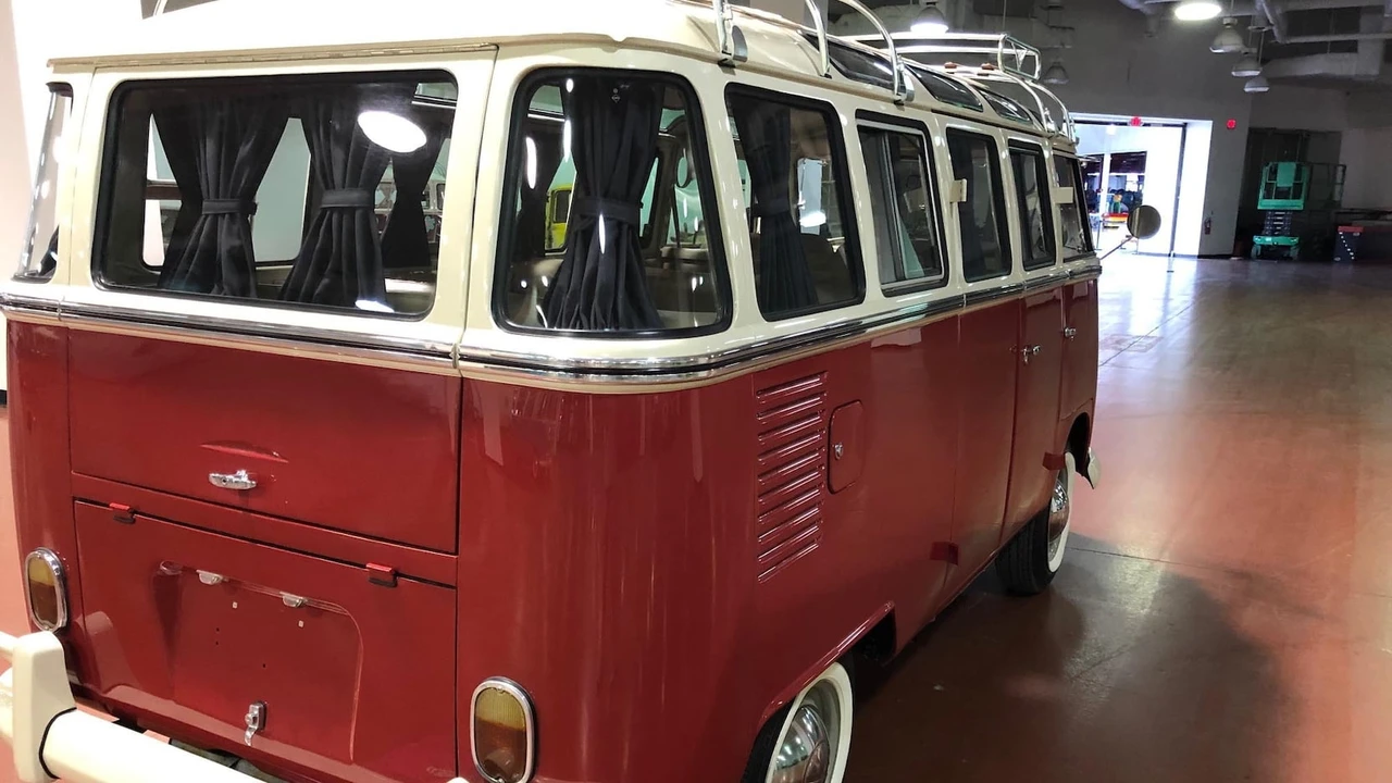 1973 Volkswagen Bay-Window Bus - Image 10 of 13