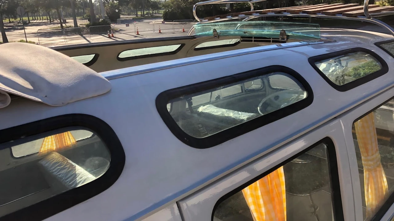 1973 Volkswagen Bay-Window Bus - Image 12 of 20