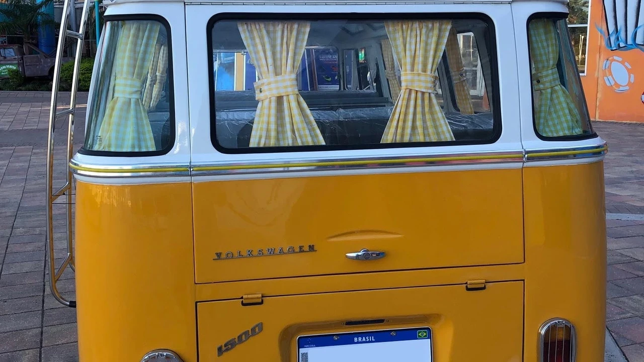 1973 Volkswagen Bay-Window Bus - Image 16 of 20