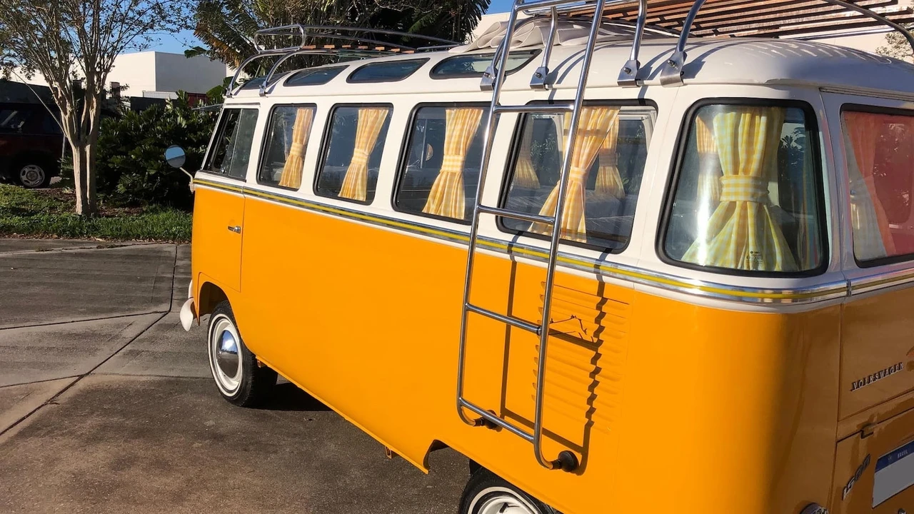 1973 Volkswagen Bay-Window Bus - Image 18 of 20