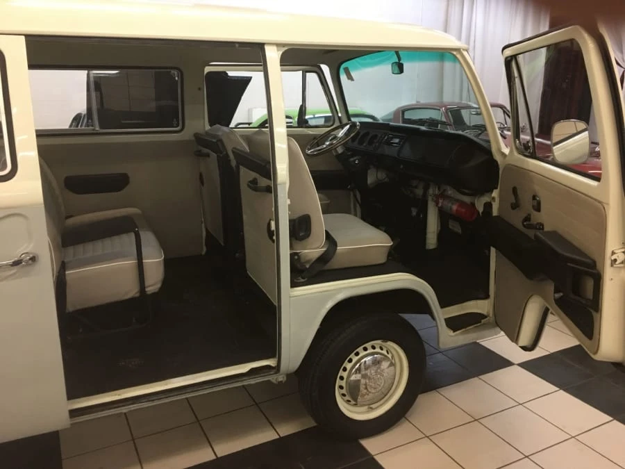 1973 Volkswagen Bay-Window Bus - Image 6 of 8