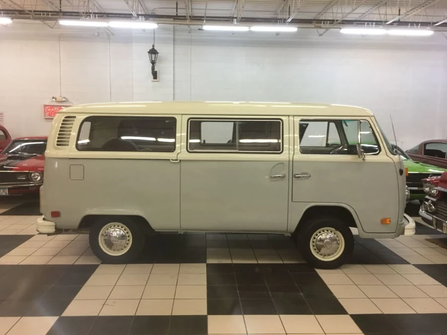 1973 Volkswagen Bay-Window Bus - Image 2 of 8