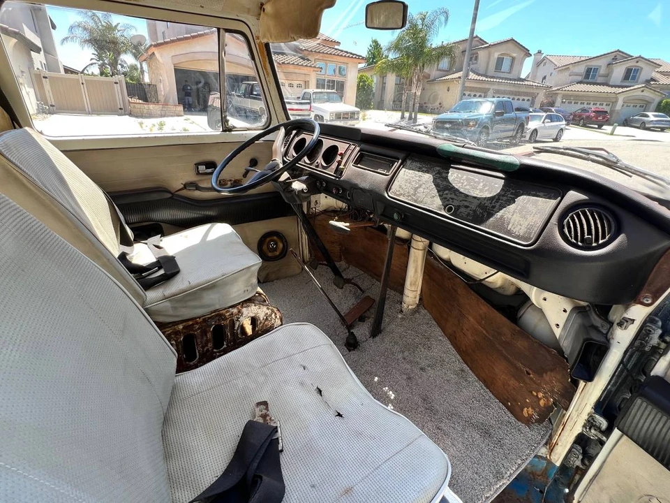 1973 Volkswagen Bay-Window Bus - Image 10 of 15