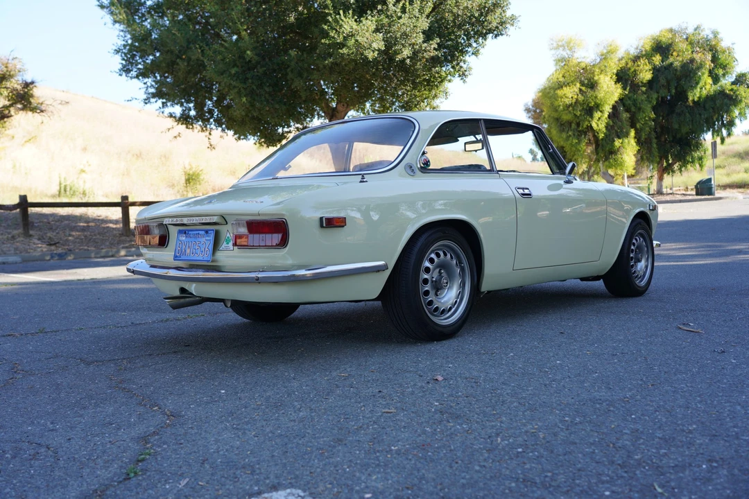 1974 Alfa Romeo 2000 GT Veloce - Image 13 of 31