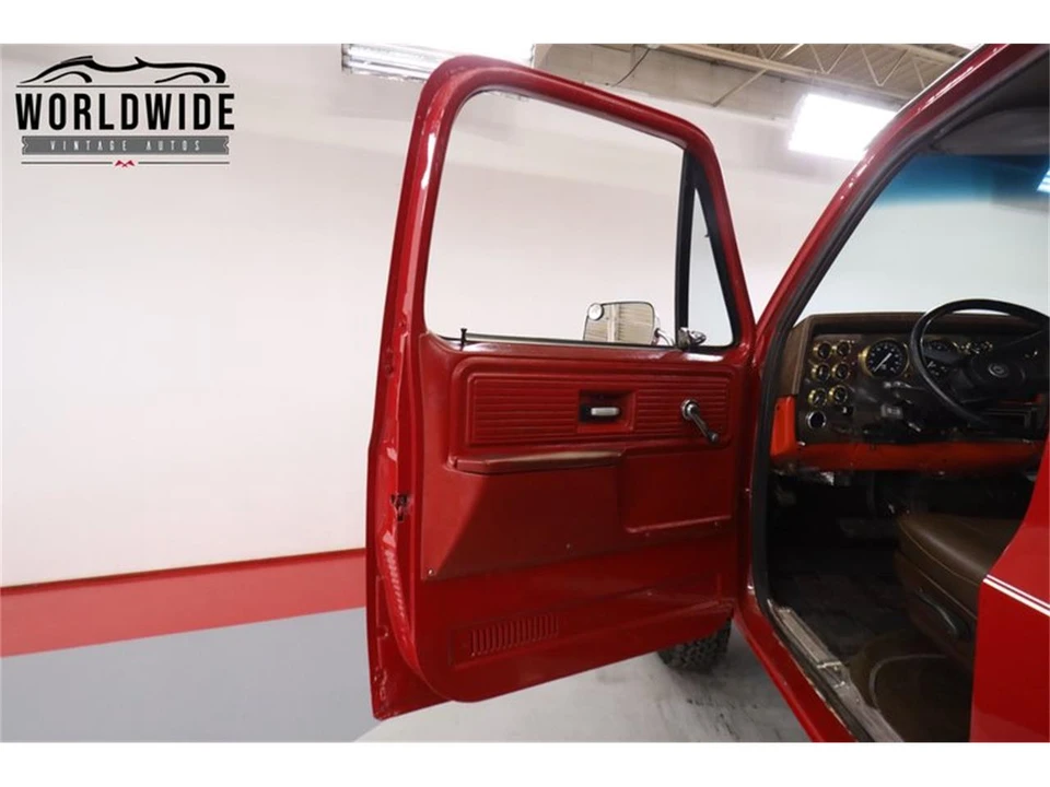 1974 Chevrolet Suburban 7th Gen - Image 25 of 31