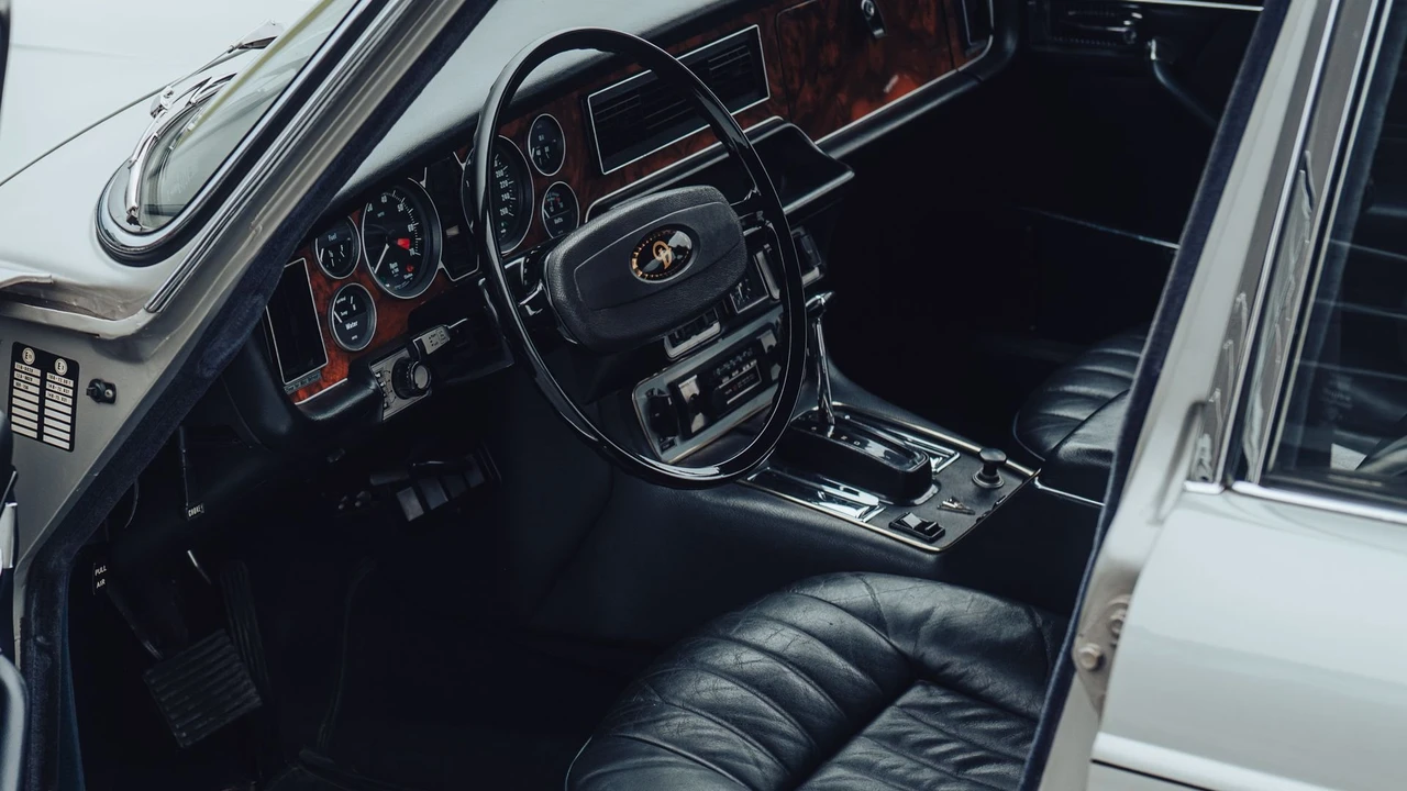 1974 Daimler - Image 8 of 31