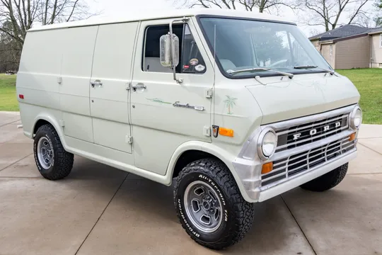 1974 Ford Econoline E-100 Van 302