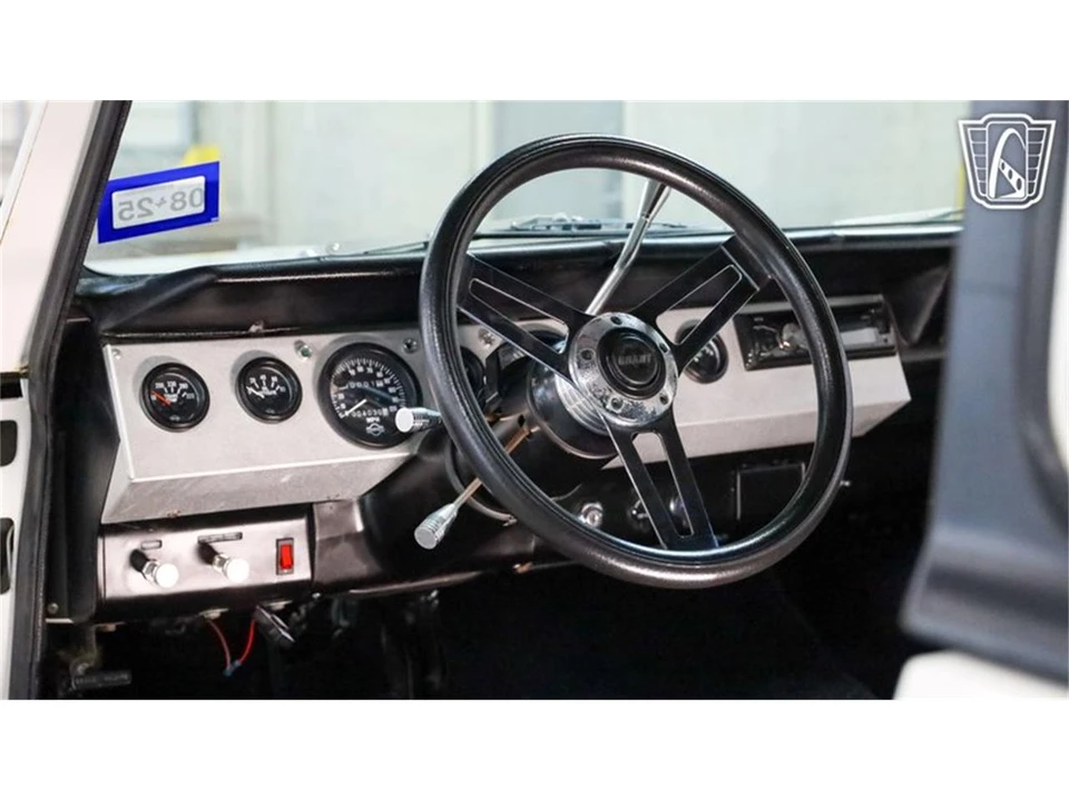 1974 International - Image 13 of 31