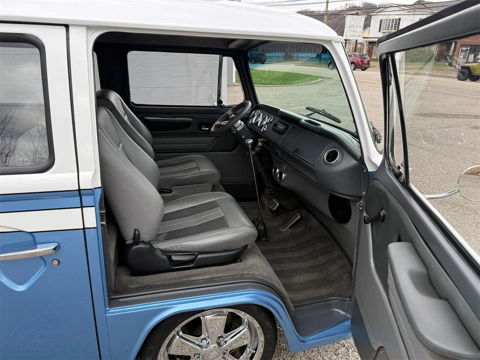 1974 Volkswagen Bay-Window Bus - Image 27 of 31