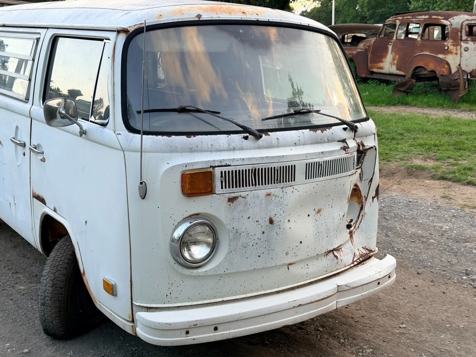 1974 Volkswagen Bay-Window Bus - Image 2 of 17