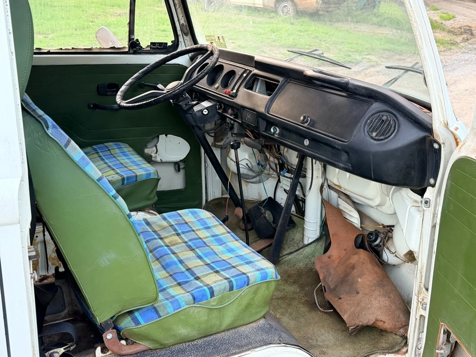 1974 Volkswagen Bay-Window Bus - Image 7 of 17