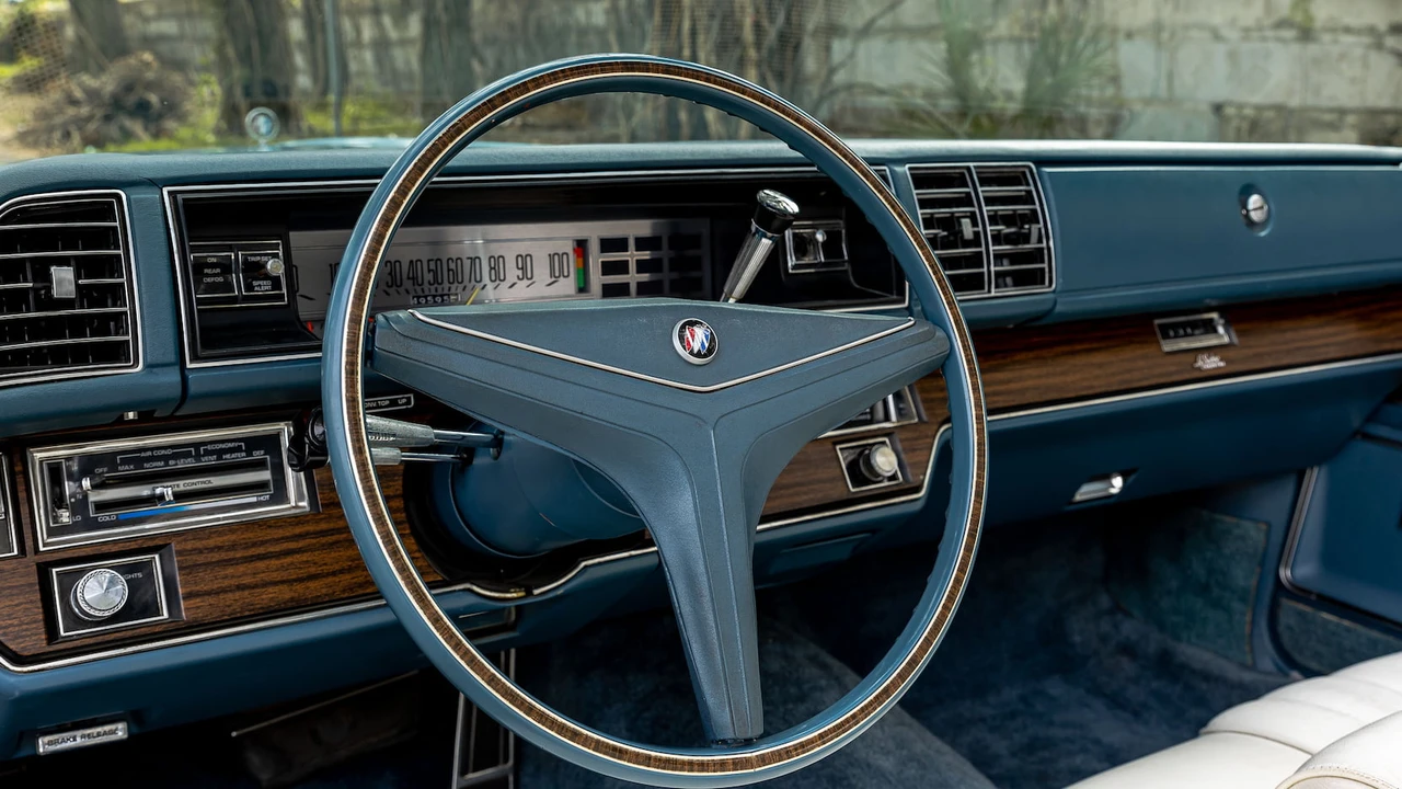 1975 Buick LeSabre - Image 22 of 31
