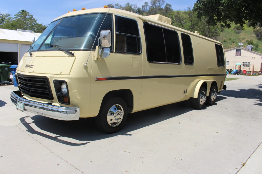 1975 GMC Motorhome - Image 2 of 31