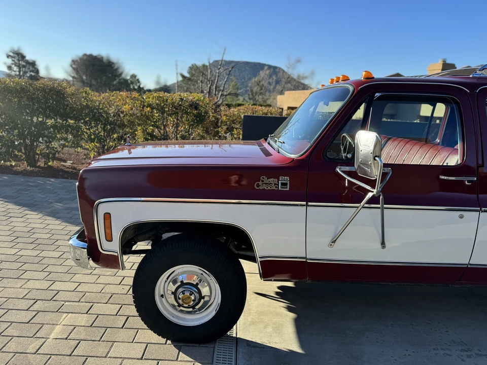 1975 GMC Suburban 7th Gen - Image 16 of 31