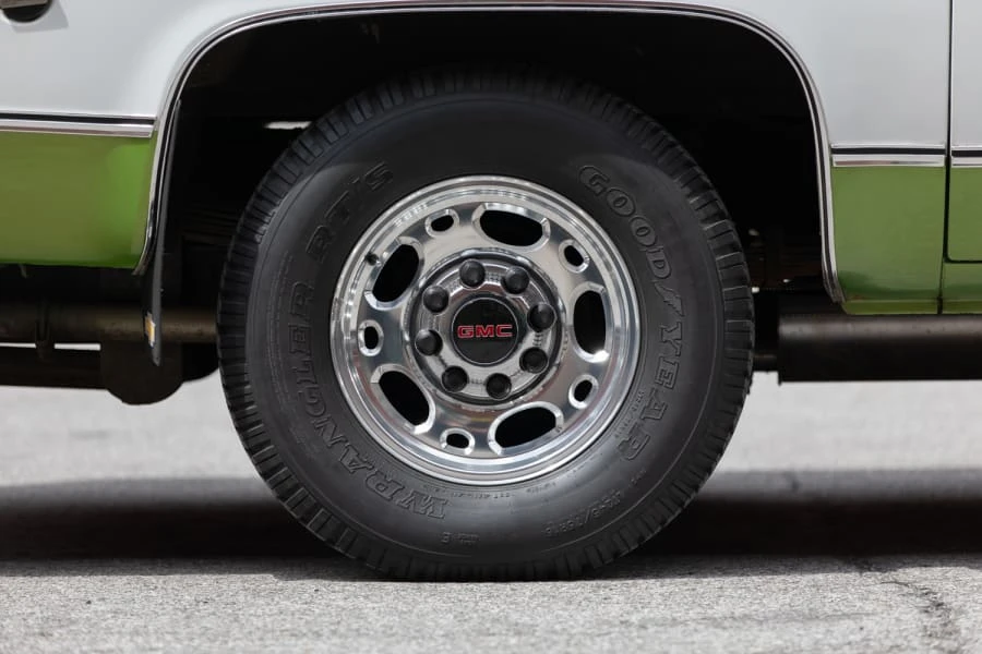 1975 GMC Suburban 7th Gen - Image 13 of 31