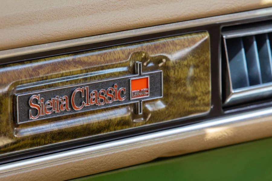1975 GMC Suburban 7th Gen - Image 17 of 31