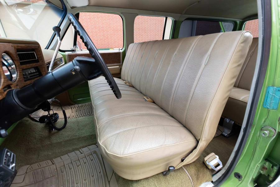 1975 GMC Suburban 7th Gen - Image 25 of 31